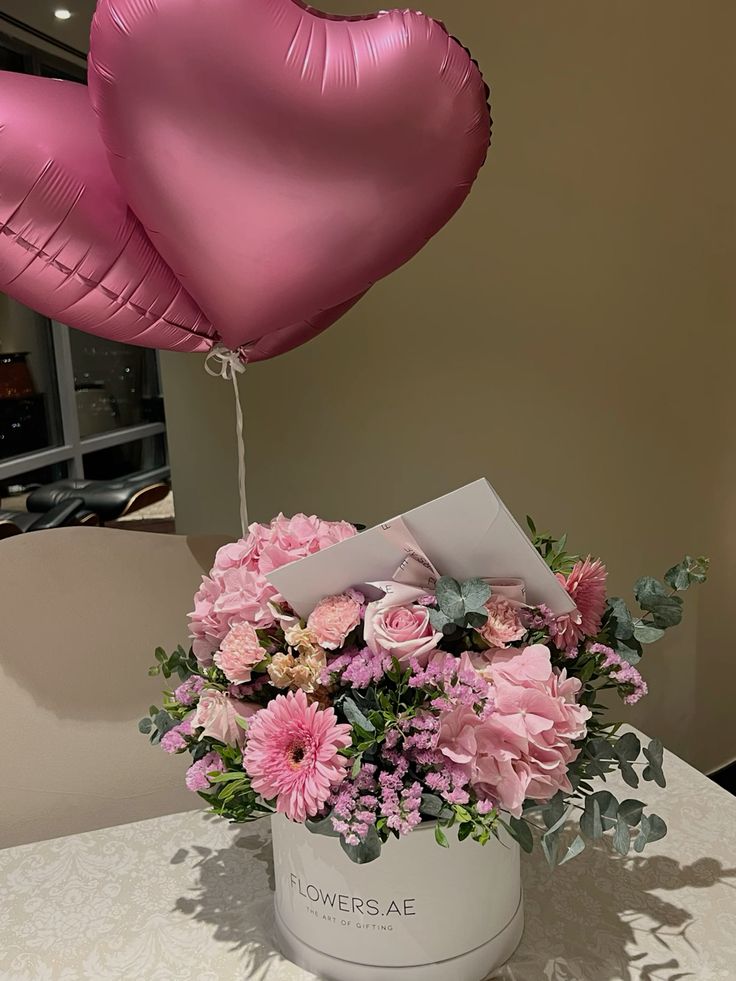 صندوق ورد وبالونات من لافلورا