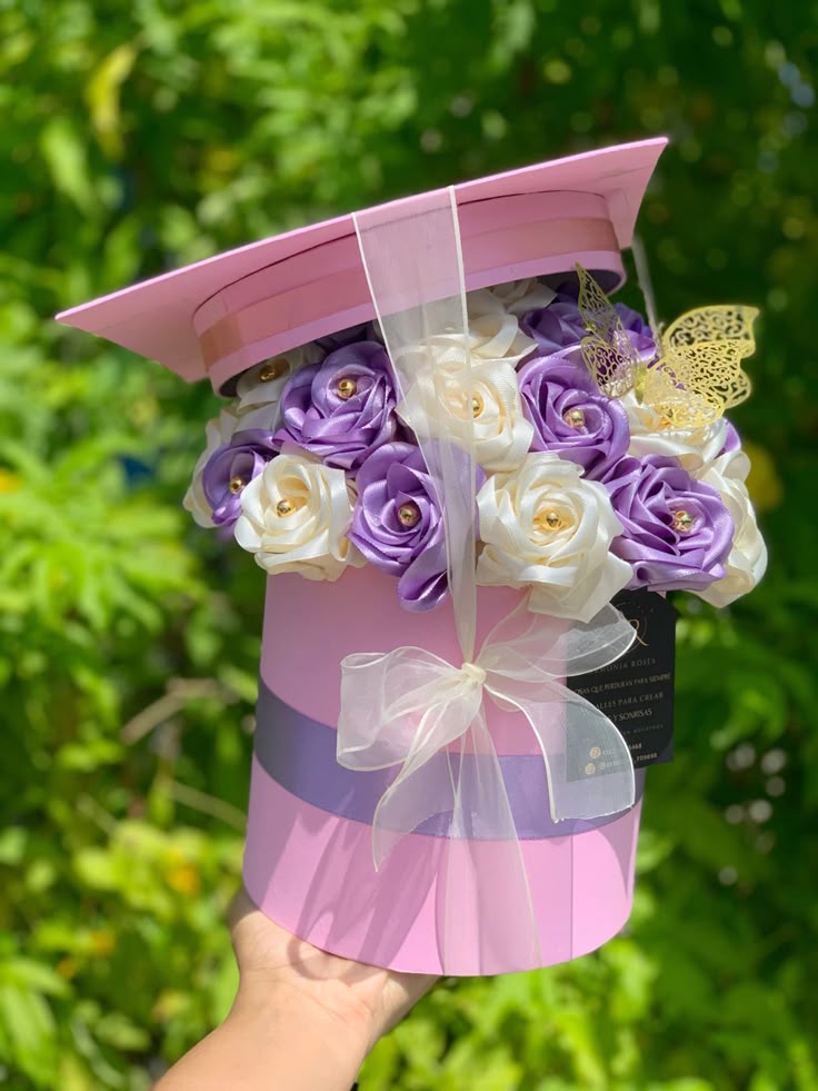 صندوق ورد انيق للتخرج من لافلورا